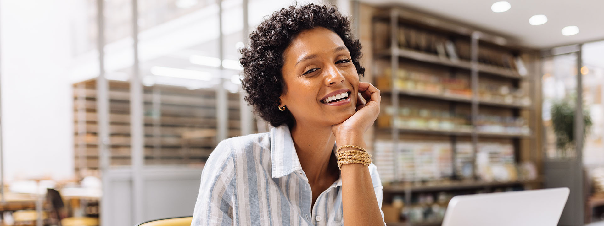 Mujer sonriente usando una computadora