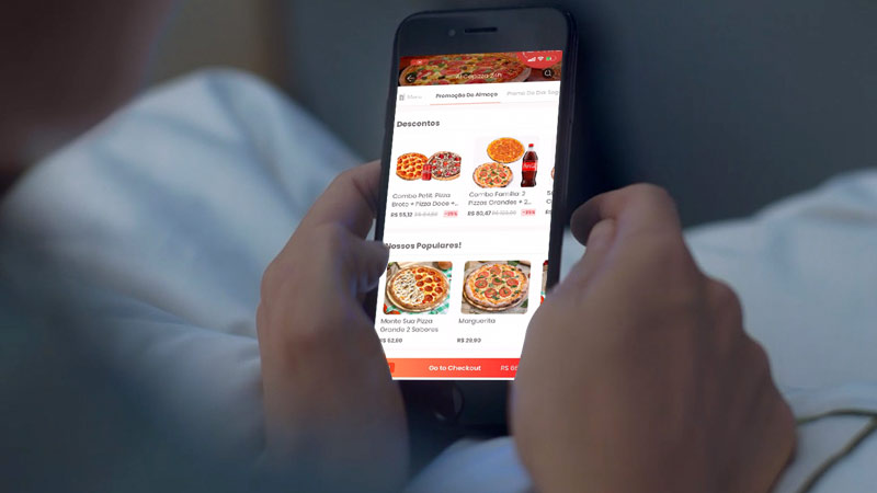 Using Rappi app to order pizza online.