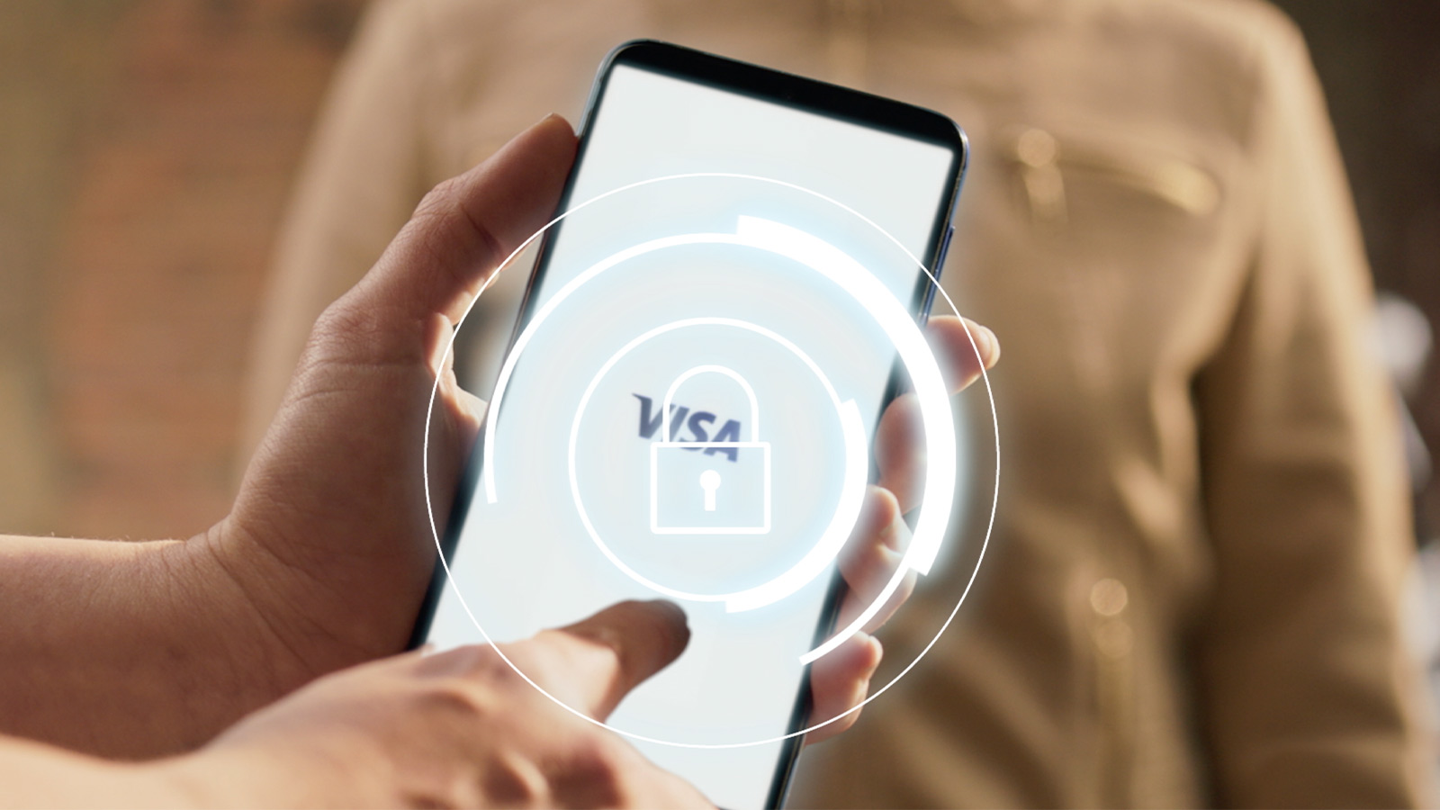Persona pagando con su celular utilizando tecnologías de Visa