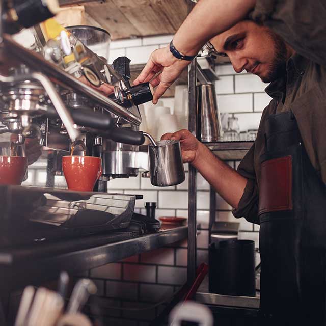 barista calentando café