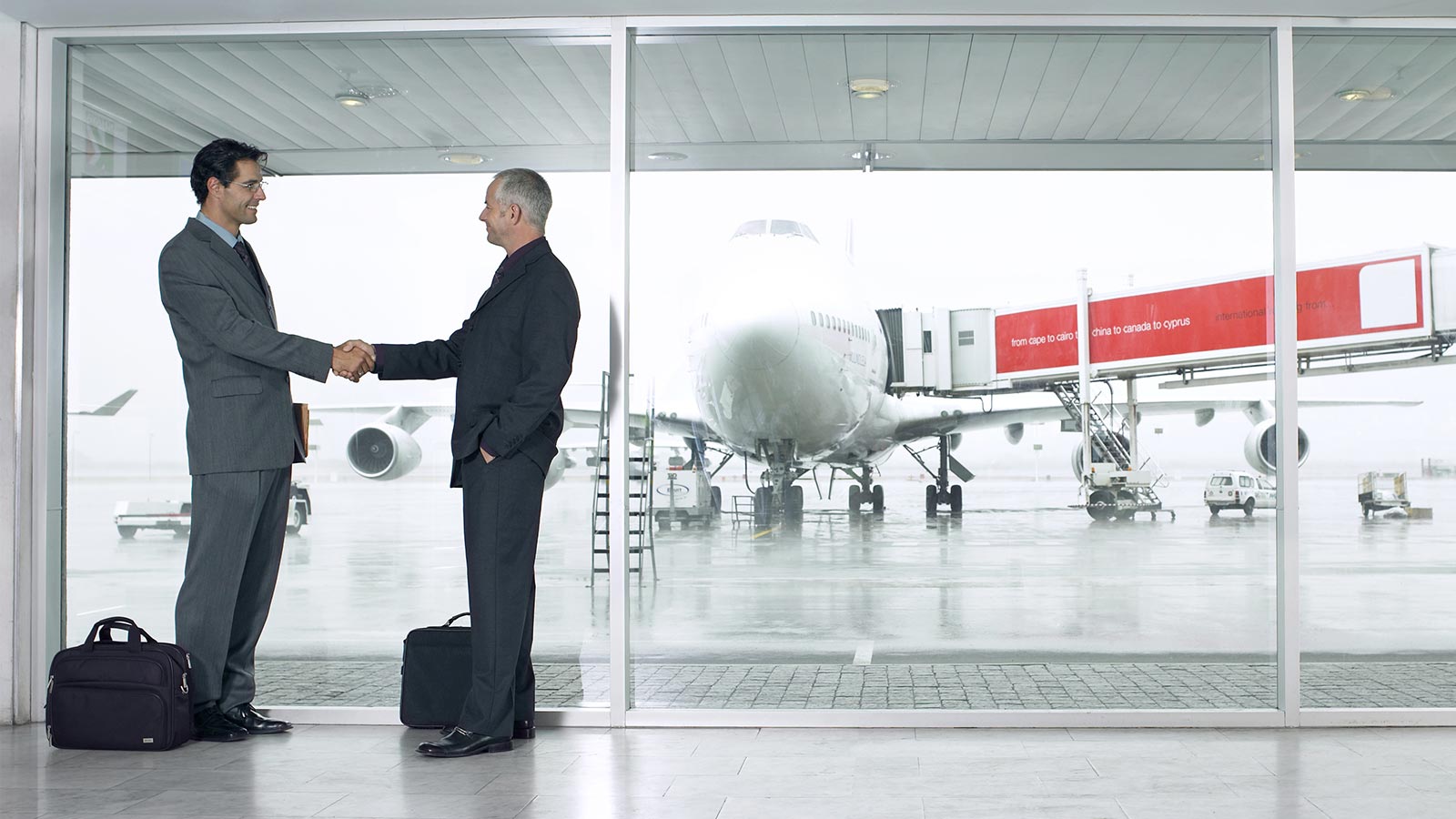 Hombres de negocios en un aeropuerto.