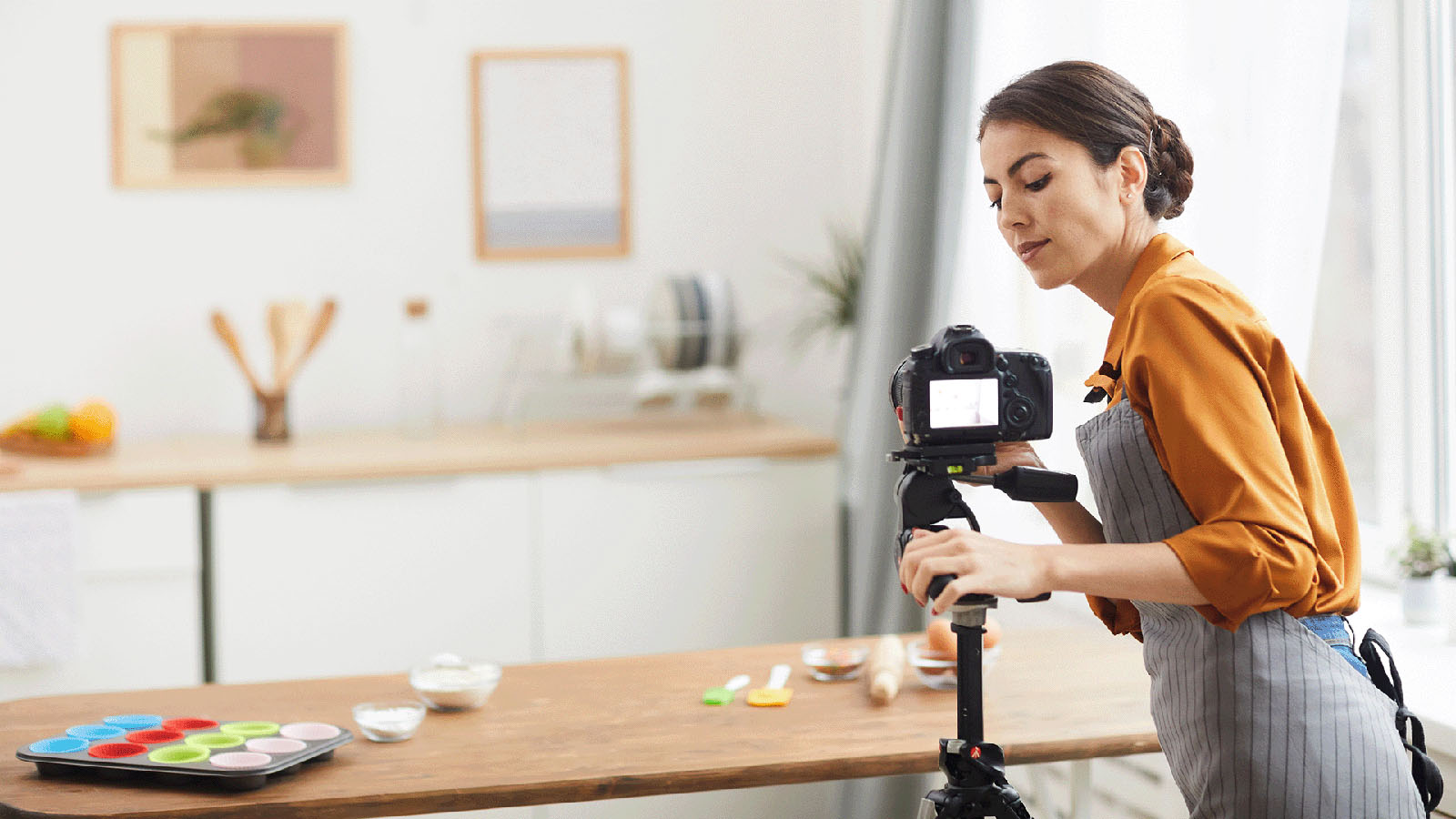 mujer preparando cámara fotográfica para una toma