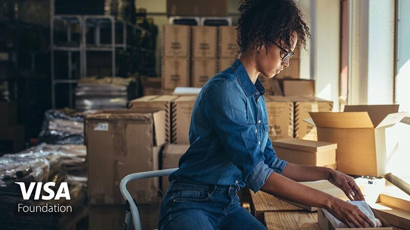 mujer trabajando con papeles