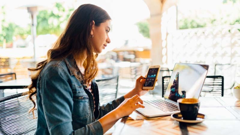 bloomberg-800x450 Mujer utilizando su celular y computadora