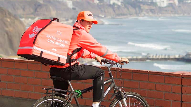 Hombre en bicicleta trabajando para Rappi Prime