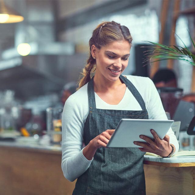 Mujer usando tablet en un restaurante