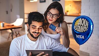 pareja con tarjta