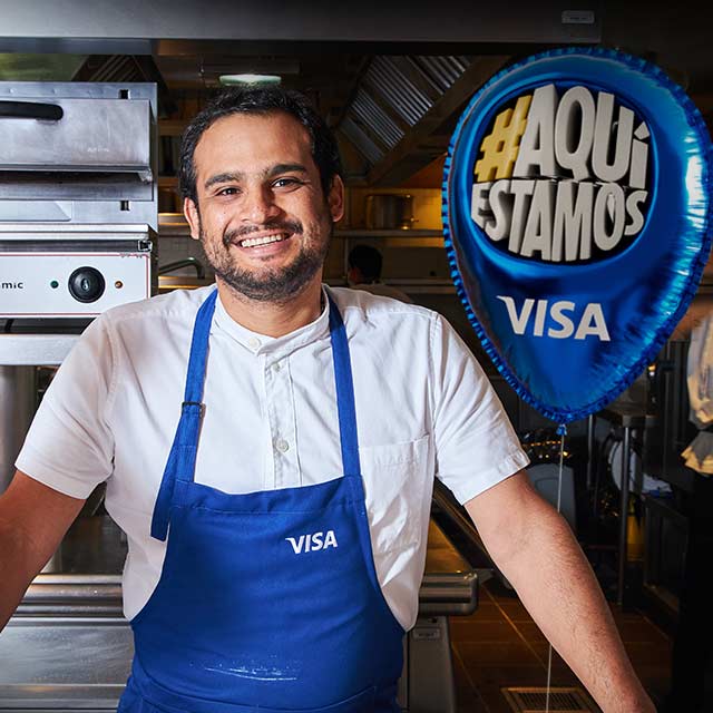 Chef sonriente de Astrid & Gastón