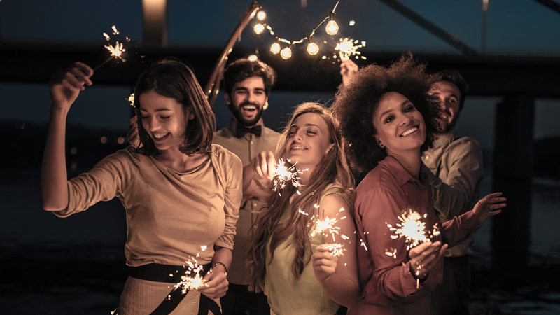 Grupo de personas festejando