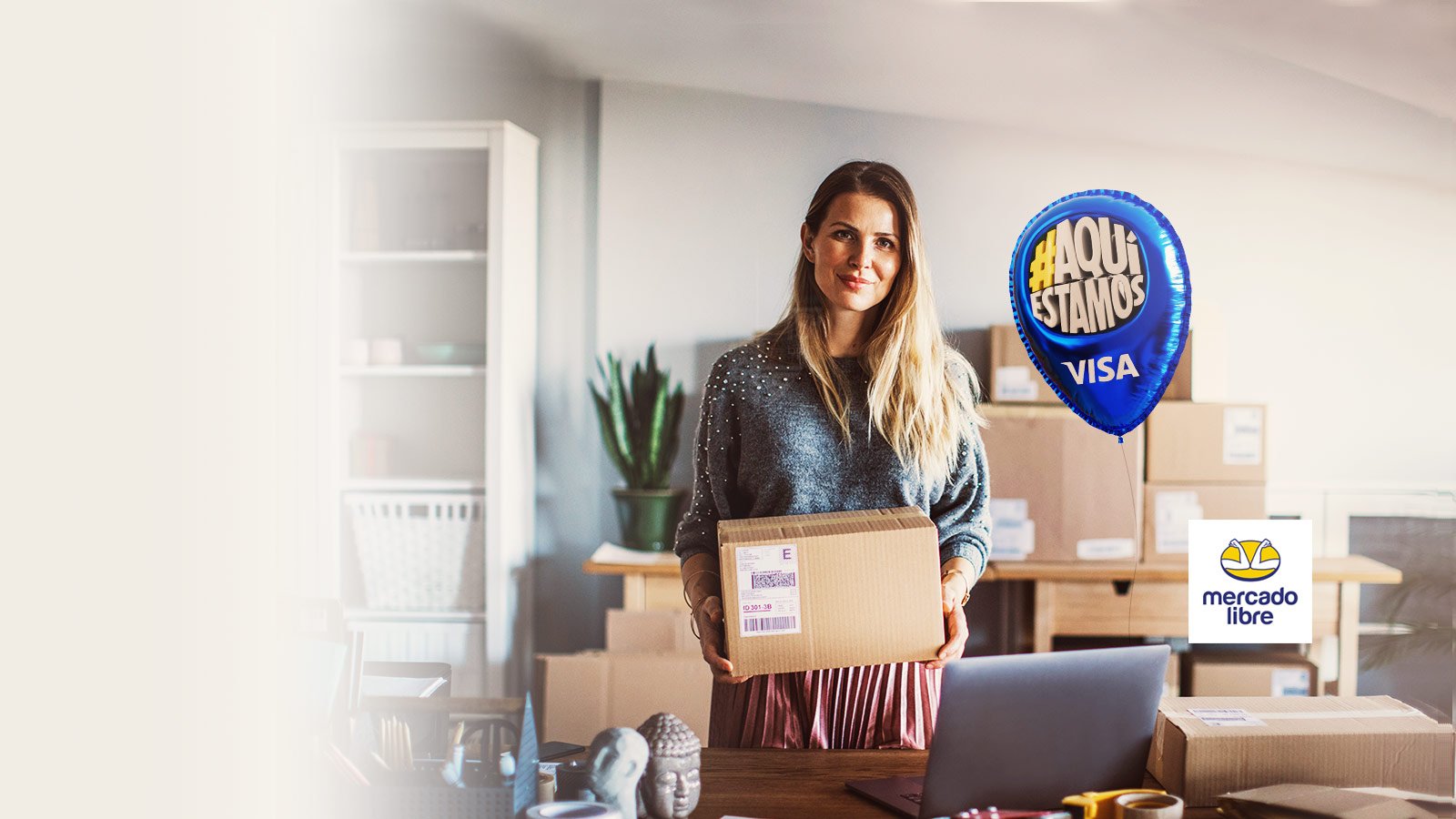 Mujer sosteniendo una caja 