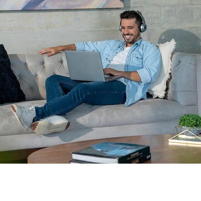 hombre en su sillon sonriendo