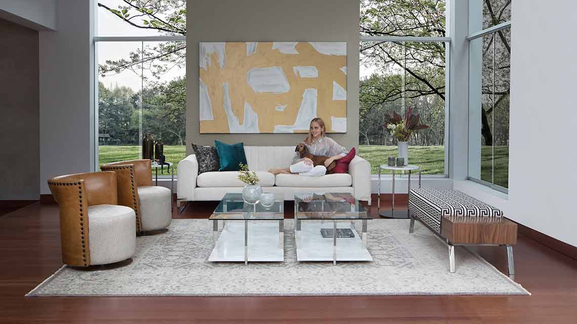 ferrini-800x450 Mujer sentada en un sillón
