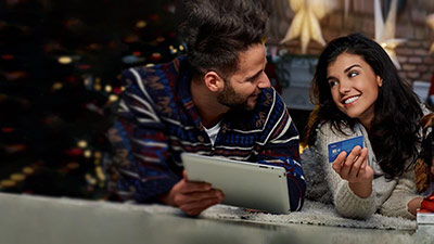 pareja sonriendo en navidad