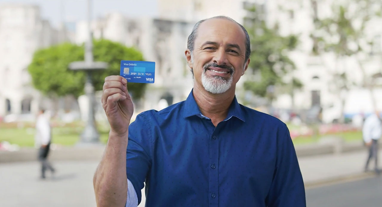Hombre mostrando tarjeta