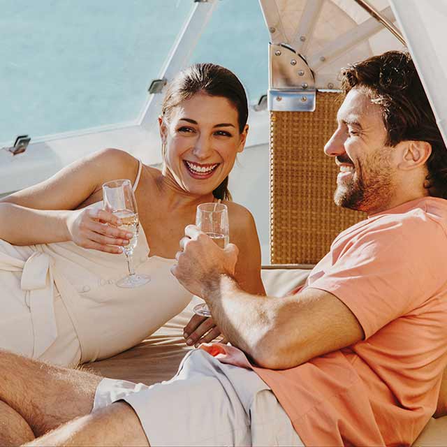 hombre y mujer brindando