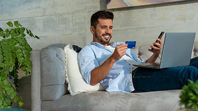 Hombre en su sillon con su celular