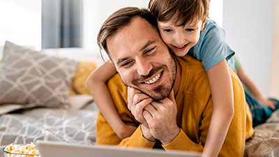 Padre sonriendo con su hijo