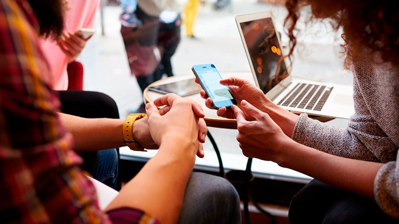 amigos-mirando-un-smartphone