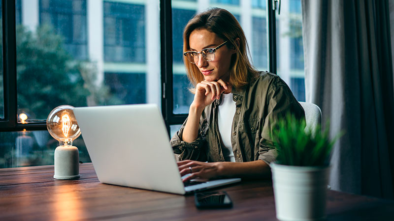 mujer-delante-de-su-laptop